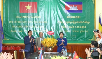 The delegation of Binh Phuoc province wishes the Chol Chnam Thmay Tet in Kratie province