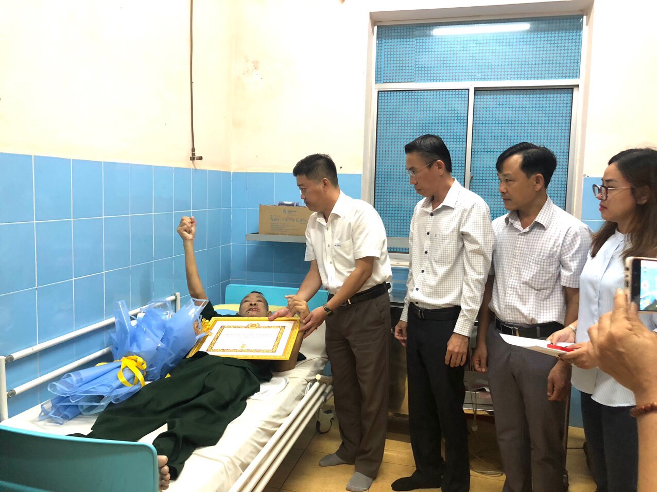 ĐẢNG ỦY PHƯỜNG PHƯỚC BÌNH TỔ CHỨC  TRAO TẶNG HUY HIỆU 55 NĂM TUỔI ĐẢNG ĐỘT XUẤT.