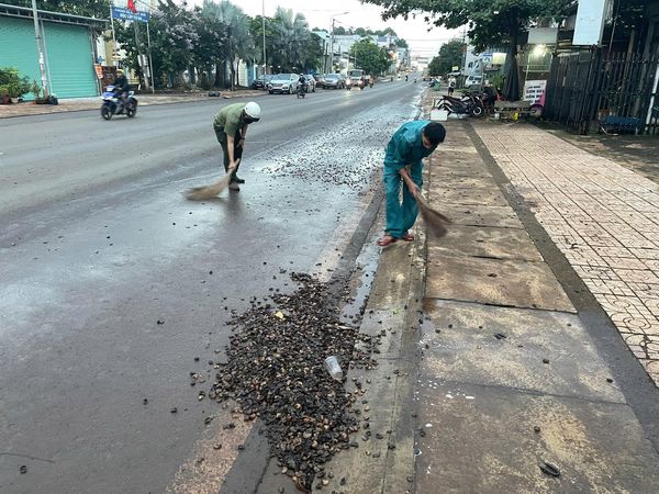 CẢNH BÁO: Tình trạng xe tải chở vật liệu vỏ điều hoặc vật liệu khác không được che chắn cẩn thận làm rơi vãi vỏ điều, đất, đá, cát, sỏi xuống đường gây mất an toàn Giao thông.