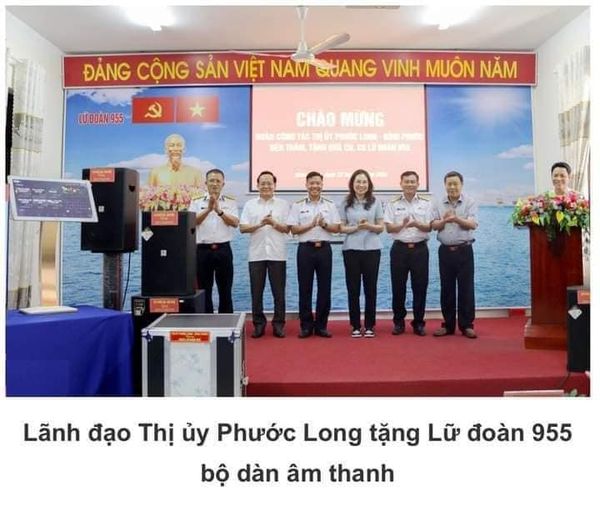 Đoàn cán bộ thị xã Phước Long thăm, tặng quà Lữ đoàn 955, Vùng 4 Hải quân