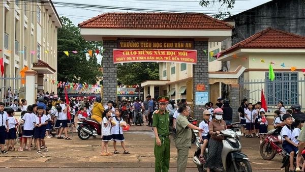 CẢNH SÁT GIAO THÔNG TIẾP TỤC TĂNG CƯỜNG ĐẢM BẢO TRẬT TỰ AN TOÀN GIAO THÔNG CHO LỨA TUỔI HỌC SINH.