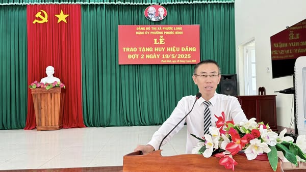 ĐẢNG BỘ PHƯỜNG PHƯỚC BÌNH TRAO HUY HIỆU ĐẢNG ĐỢT 19/5/2025.